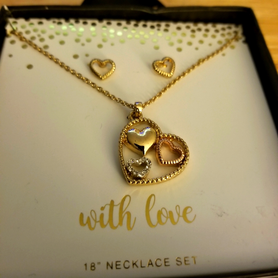 New With Love Heart Earrings And 18 Necklace Set 10$